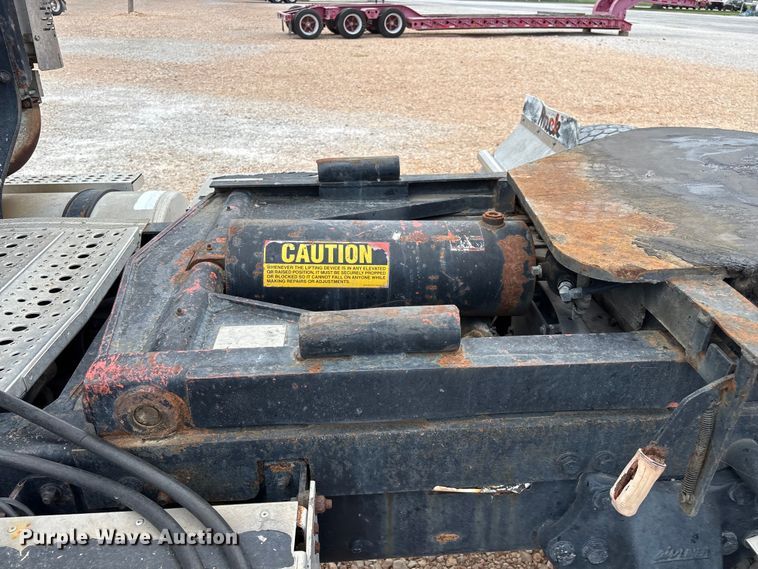 image for item EO4295 2001 Freightliner FL112 semi truck