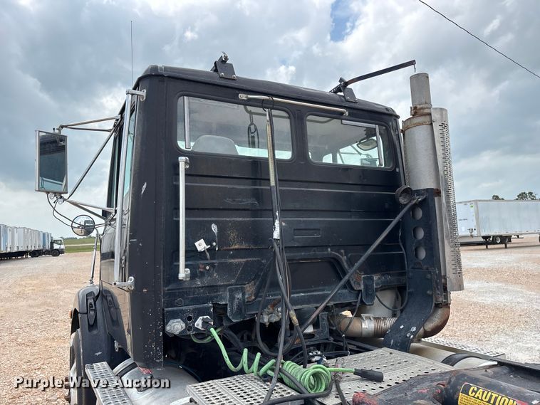 image for item EO4295 2001 Freightliner FL112 semi truck