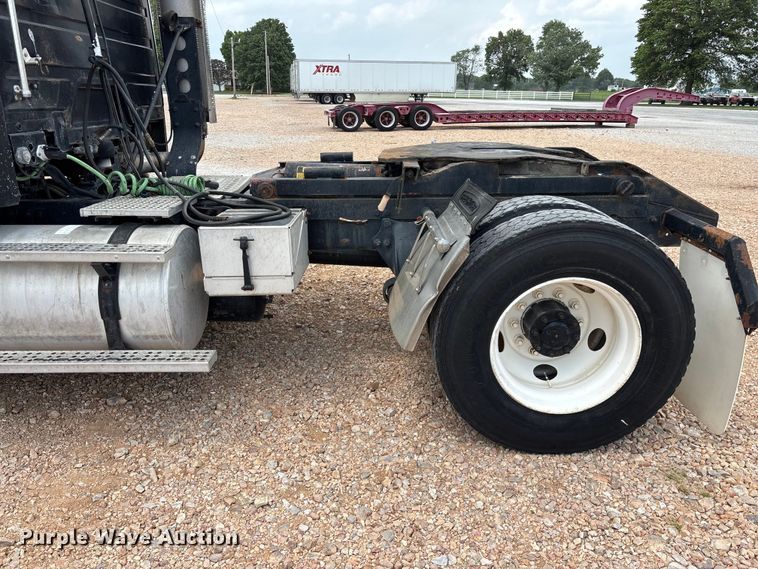 image for item EO4295 2001 Freightliner FL112 semi truck