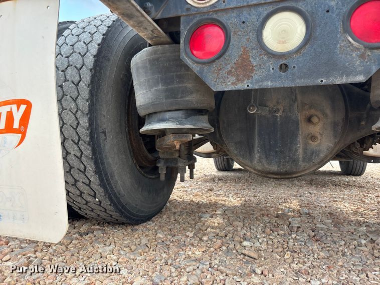 image for item EO4295 2001 Freightliner FL112 semi truck
