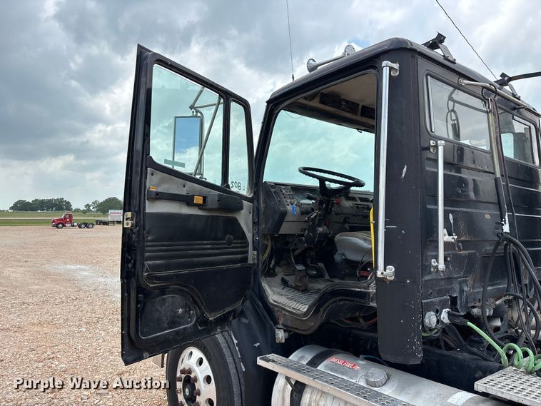 image for item EO4295 2001 Freightliner FL112 semi truck
