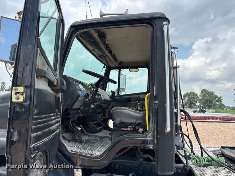 image for item EO4295 2001 Freightliner FL112 semi truck