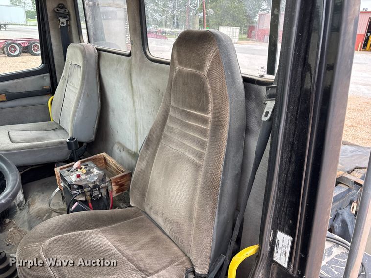 image for item EO4295 2001 Freightliner FL112 semi truck