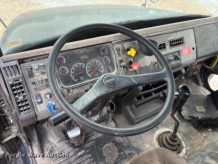 image for item EO4295 2001 Freightliner FL112 semi truck