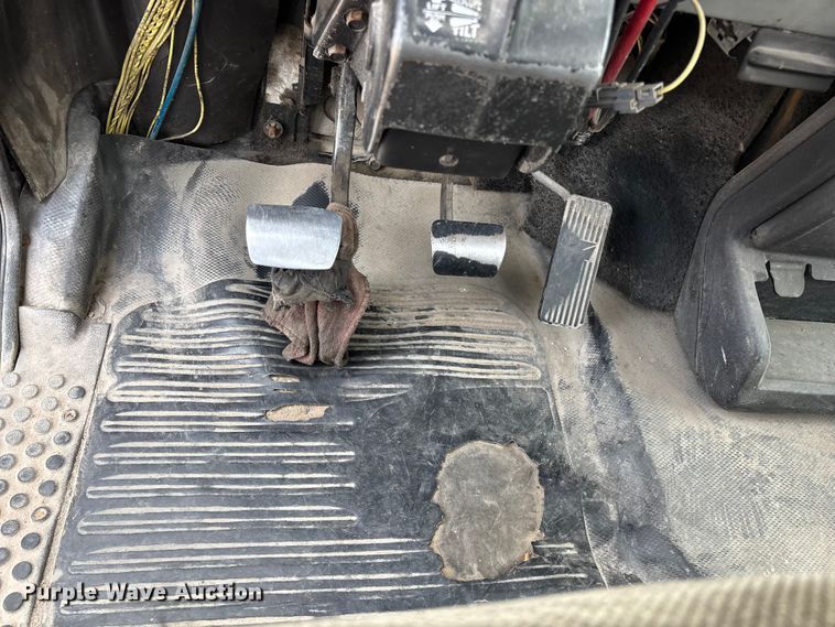 image for item EO4295 2001 Freightliner FL112 semi truck