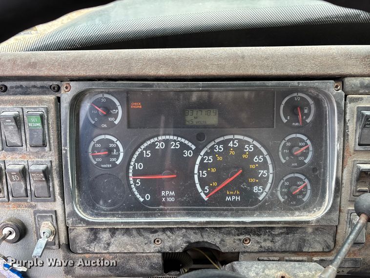 image for item EO4295 2001 Freightliner FL112 semi truck