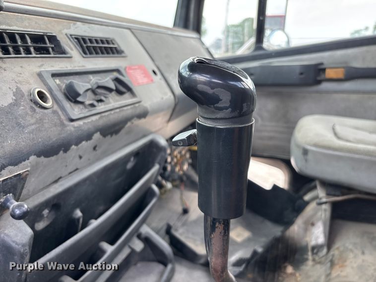 image for item EO4295 2001 Freightliner FL112 semi truck