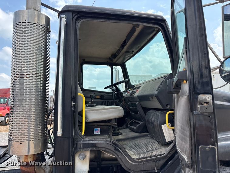 image for item EO4295 2001 Freightliner FL112 semi truck