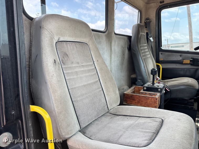 image for item EO4295 2001 Freightliner FL112 semi truck