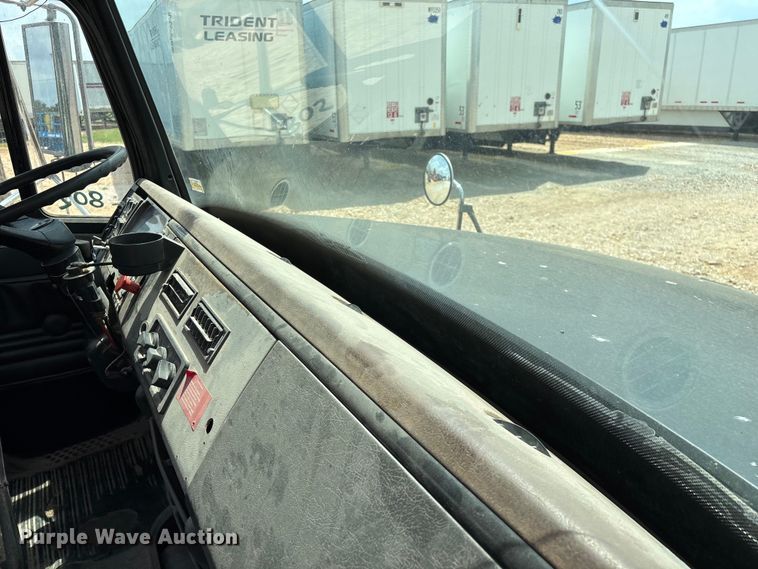 image for item EO4295 2001 Freightliner FL112 semi truck