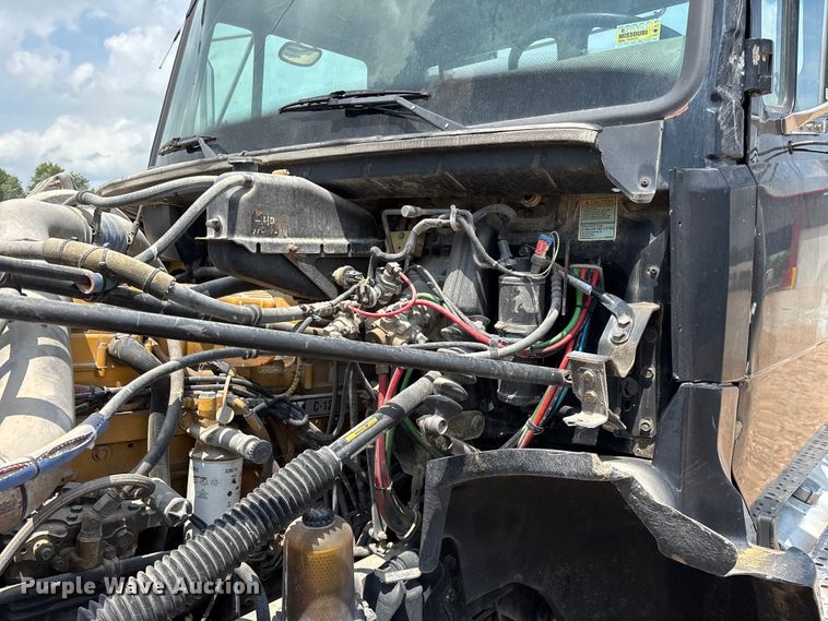 image for item EO4295 2001 Freightliner FL112 semi truck