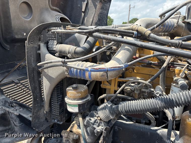 image for item EO4295 2001 Freightliner FL112 semi truck