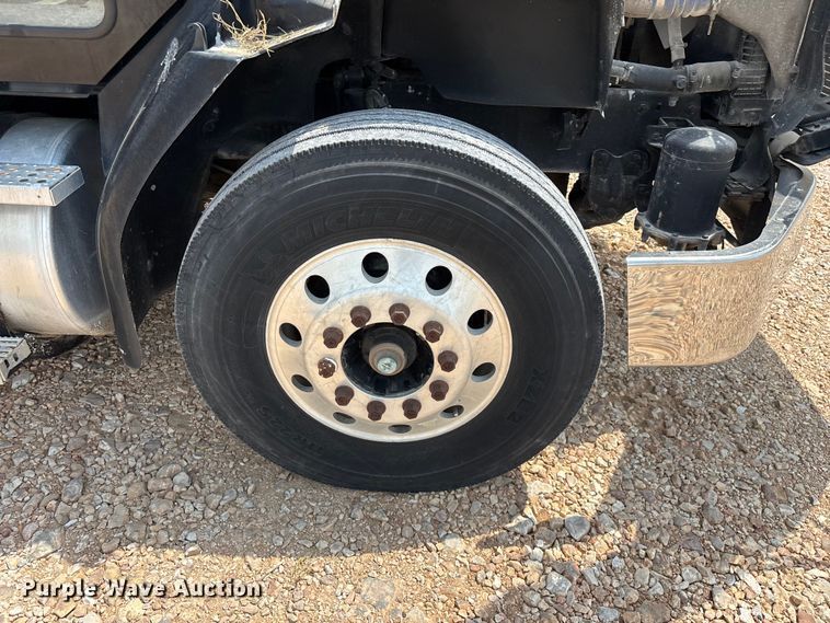 image for item EO4295 2001 Freightliner FL112 semi truck