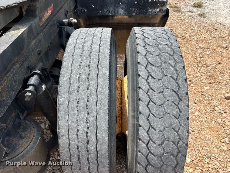 image for item EO4295 2001 Freightliner FL112 semi truck