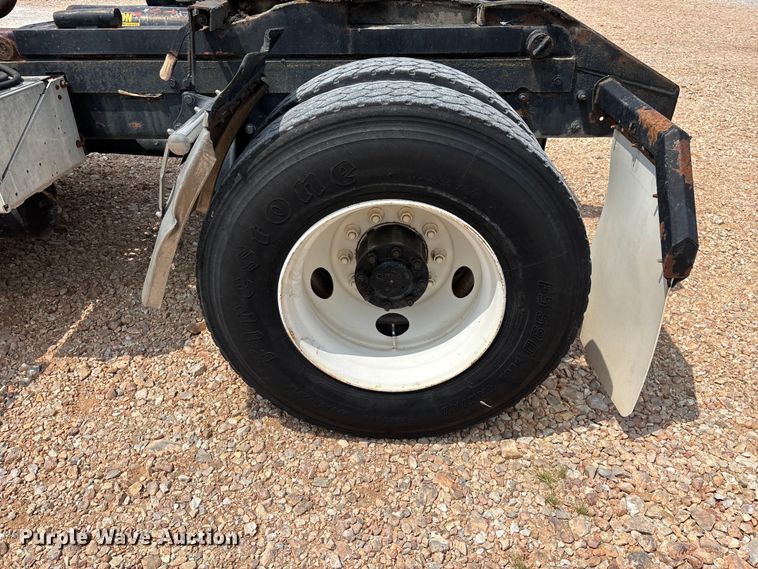 image for item EO4295 2001 Freightliner FL112 semi truck