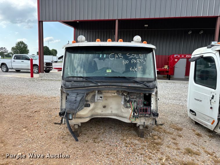 image for item EO4301 2015 Peterbilt 579 semi truck cab