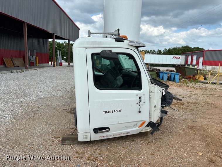 image for item EO4301 2015 Peterbilt 579 semi truck cab