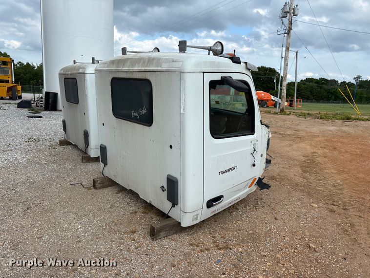 image for item EO4301 2015 Peterbilt 579 semi truck cab