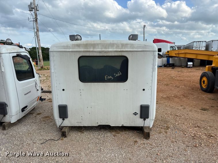 image for item EO4301 2015 Peterbilt 579 semi truck cab