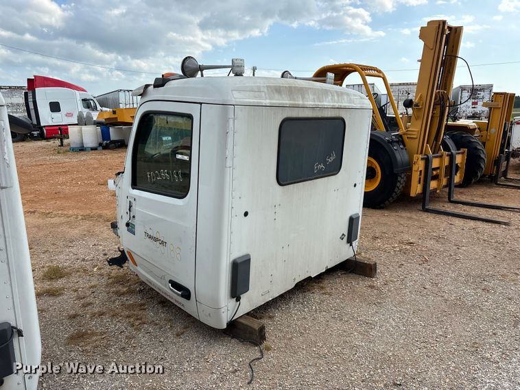 image for item EO4301 2015 Peterbilt 579 semi truck cab