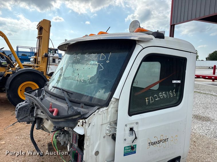 image for item EO4301 2015 Peterbilt 579 semi truck cab