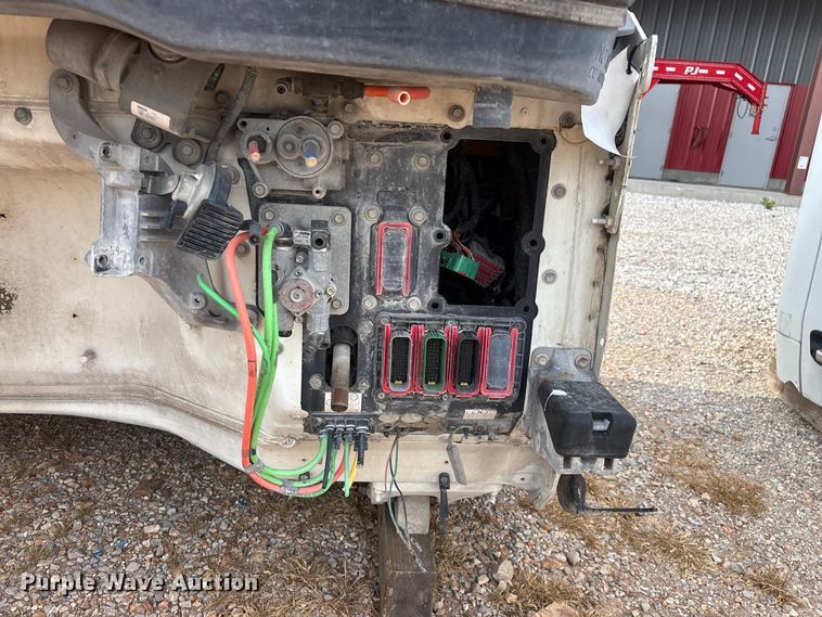 image for item EO4301 2015 Peterbilt 579 semi truck cab