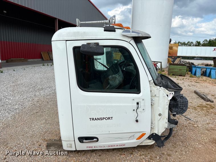image for item EO4301 2015 Peterbilt 579 semi truck cab