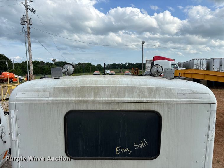 image for item EO4301 2015 Peterbilt 579 semi truck cab