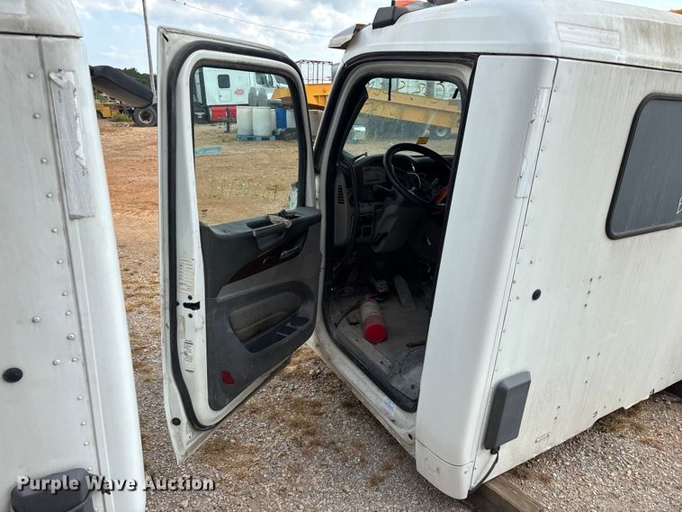 image for item EO4301 2015 Peterbilt 579 semi truck cab