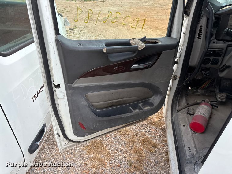 image for item EO4301 2015 Peterbilt 579 semi truck cab