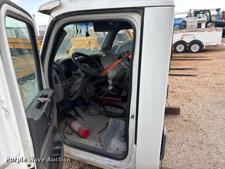 image for item EO4301 2015 Peterbilt 579 semi truck cab
