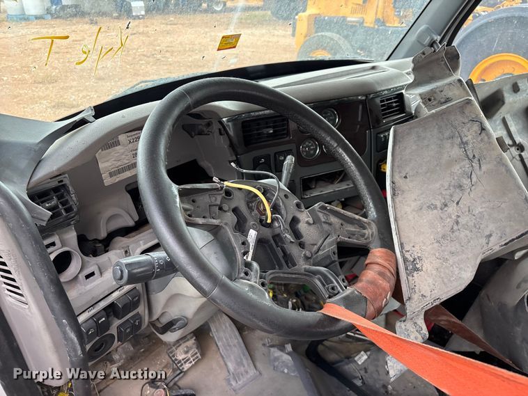image for item EO4301 2015 Peterbilt 579 semi truck cab