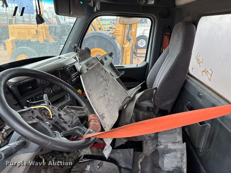 image for item EO4301 2015 Peterbilt 579 semi truck cab