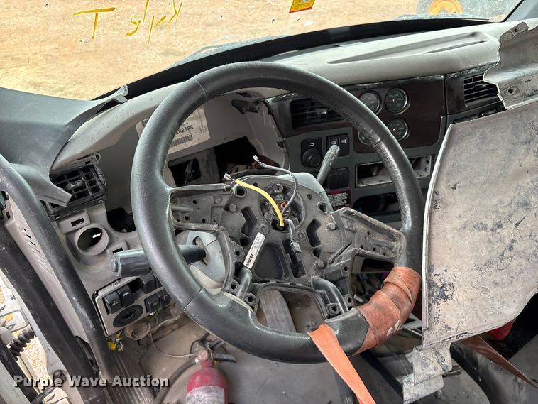 image for item EO4301 2015 Peterbilt 579 semi truck cab