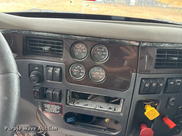 image for item EO4301 2015 Peterbilt 579 semi truck cab