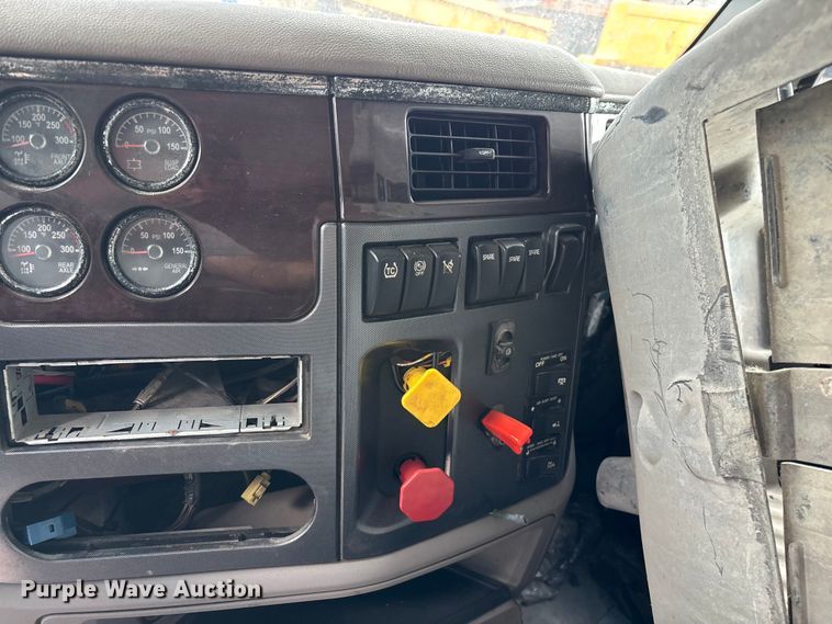 image for item EO4301 2015 Peterbilt 579 semi truck cab