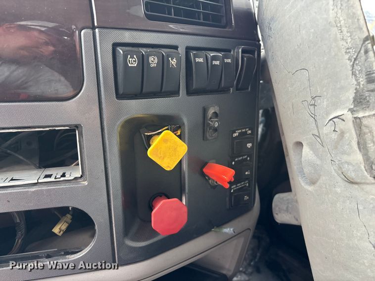 image for item EO4301 2015 Peterbilt 579 semi truck cab