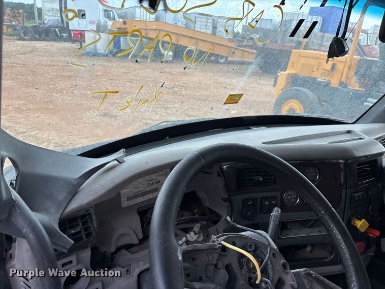 image for item EO4301 2015 Peterbilt 579 semi truck cab