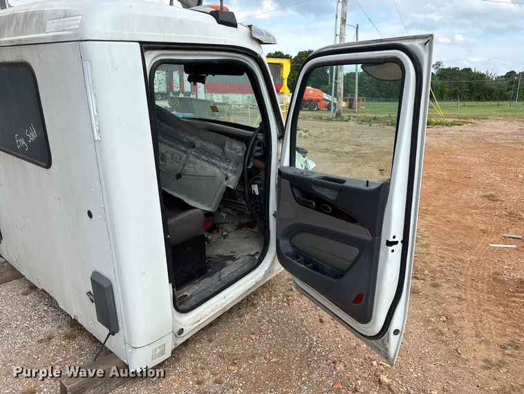 image for item EO4301 2015 Peterbilt 579 semi truck cab