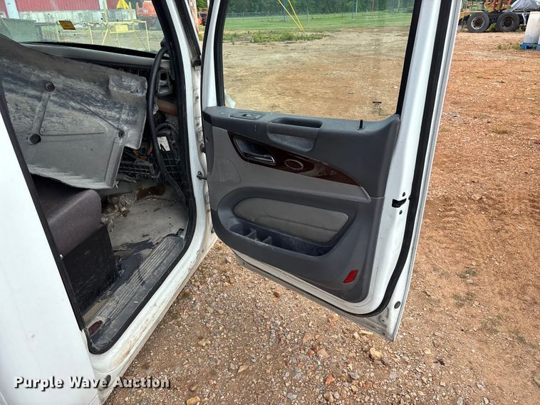 image for item EO4301 2015 Peterbilt 579 semi truck cab
