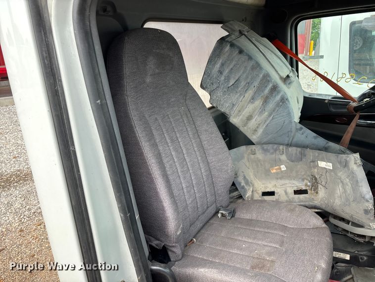 image for item EO4301 2015 Peterbilt 579 semi truck cab