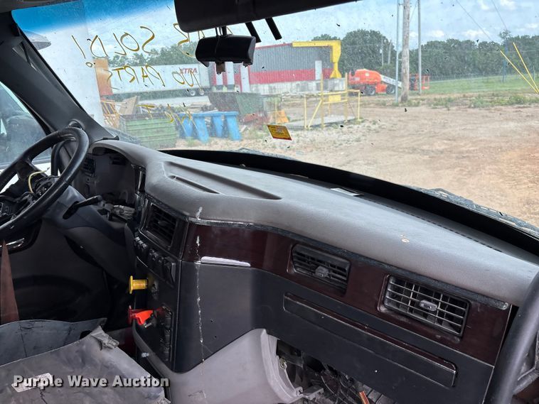 image for item EO4301 2015 Peterbilt 579 semi truck cab