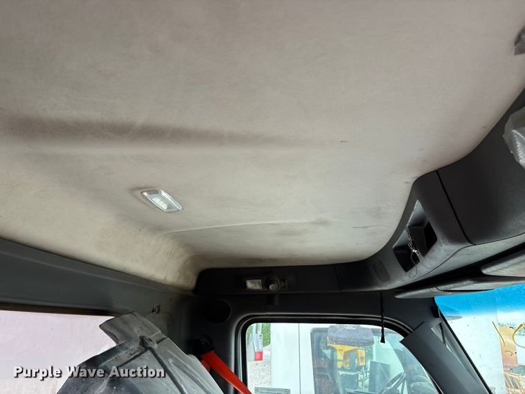 image for item EO4301 2015 Peterbilt 579 semi truck cab