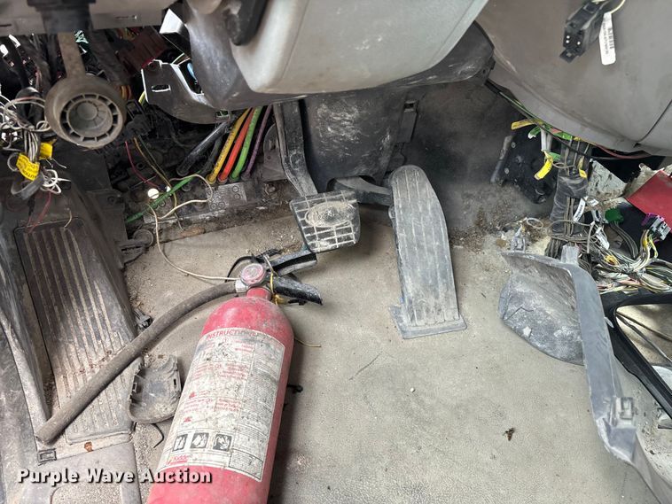 image for item EO4301 2015 Peterbilt 579 semi truck cab