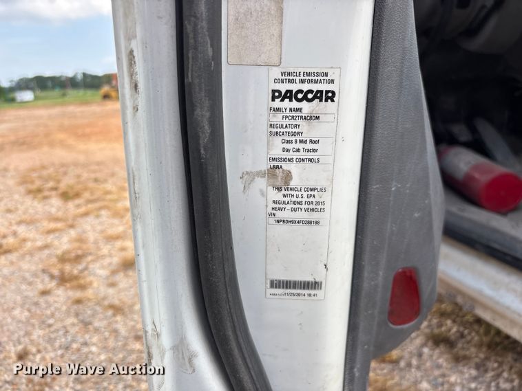 image for item EO4301 2015 Peterbilt 579 semi truck cab