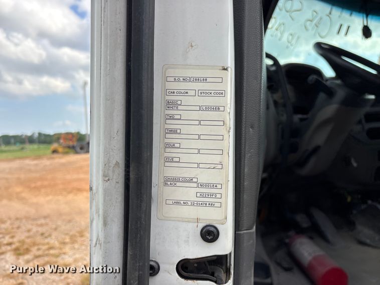 image for item EO4301 2015 Peterbilt 579 semi truck cab