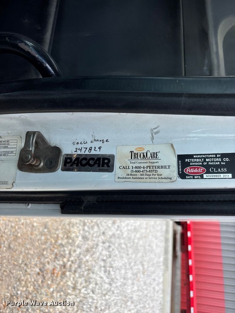 image for item EO4301 2015 Peterbilt 579 semi truck cab