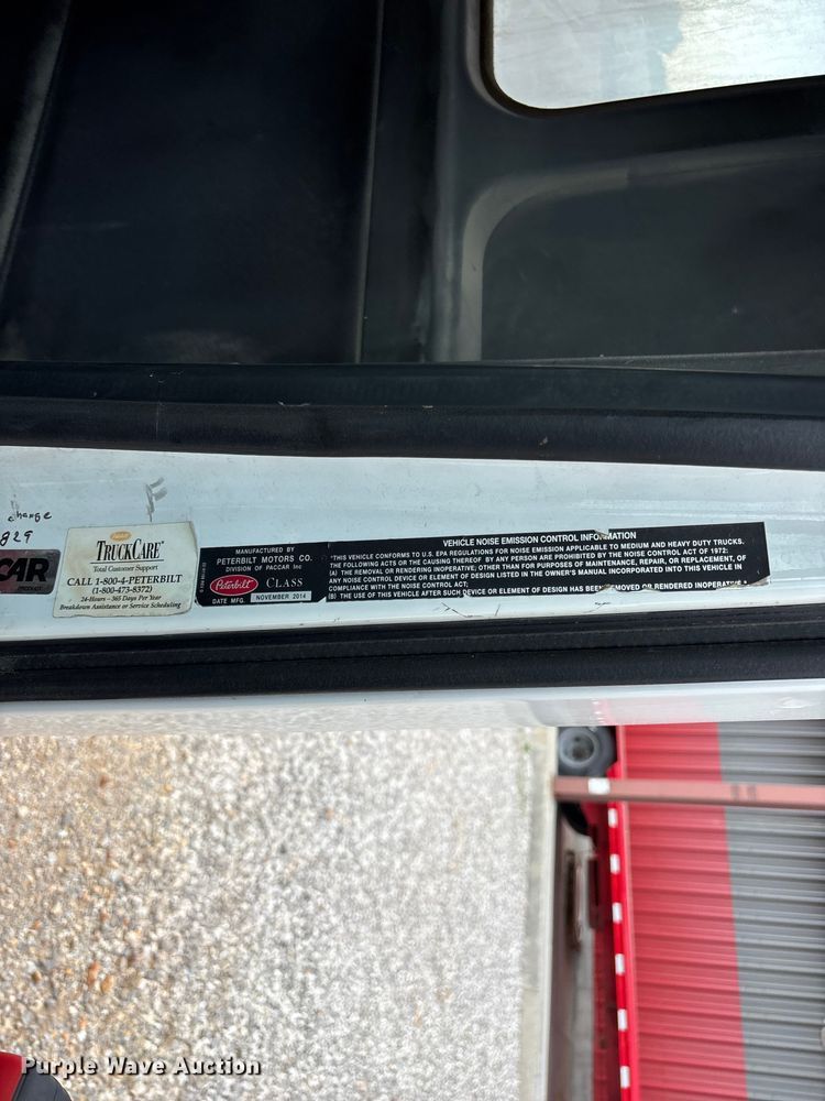 image for item EO4301 2015 Peterbilt 579 semi truck cab