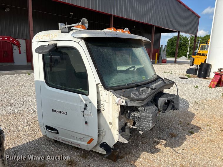 image for item EO4302 2015 Peterbilt 579 semi truck cab