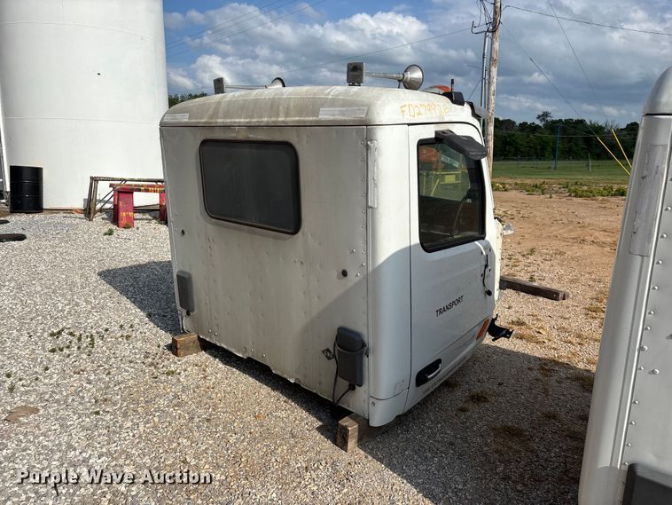 image for item EO4302 2015 Peterbilt 579 semi truck cab